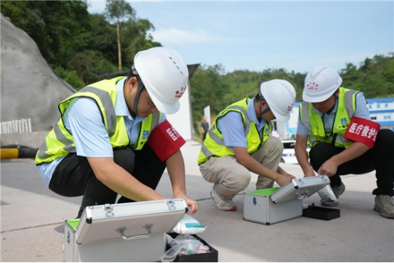 03 渝萬高鐵隧道火災(zāi)及坍塌事故 綜合應(yīng)急演練在站前8標(biāo)成功舉行762.png